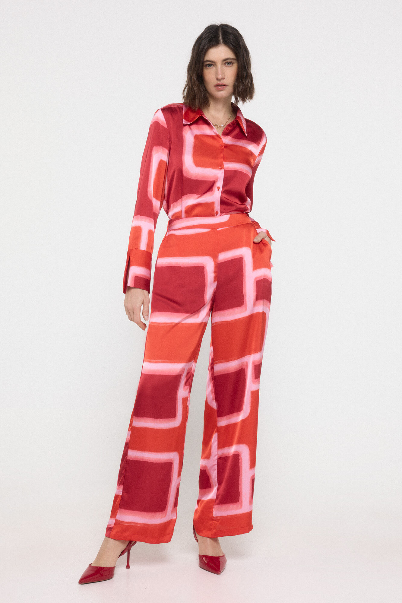 Vero Moda Pantal&oacute;n largo estampado satinado