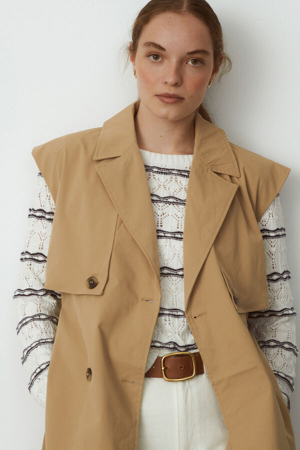 Vila Gabardina sin mangas doble abotonadura Marr&oacute;n