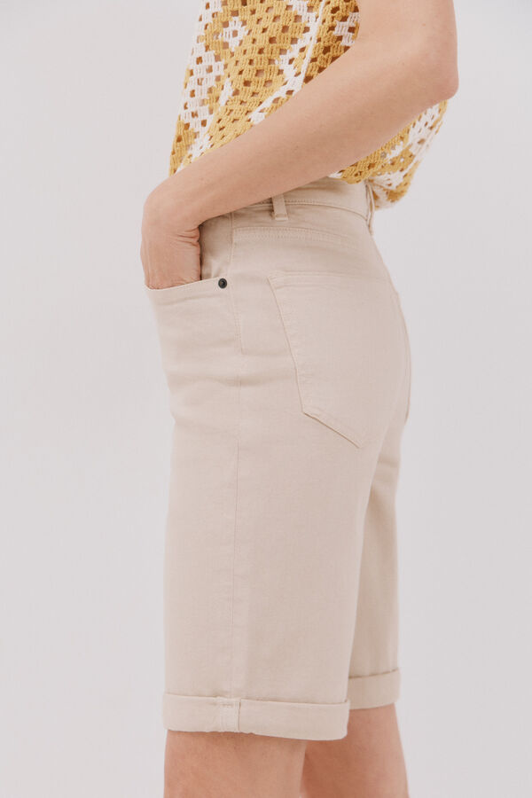 Cortefiel Bermuda vaquera b&aacute;sica color Arena