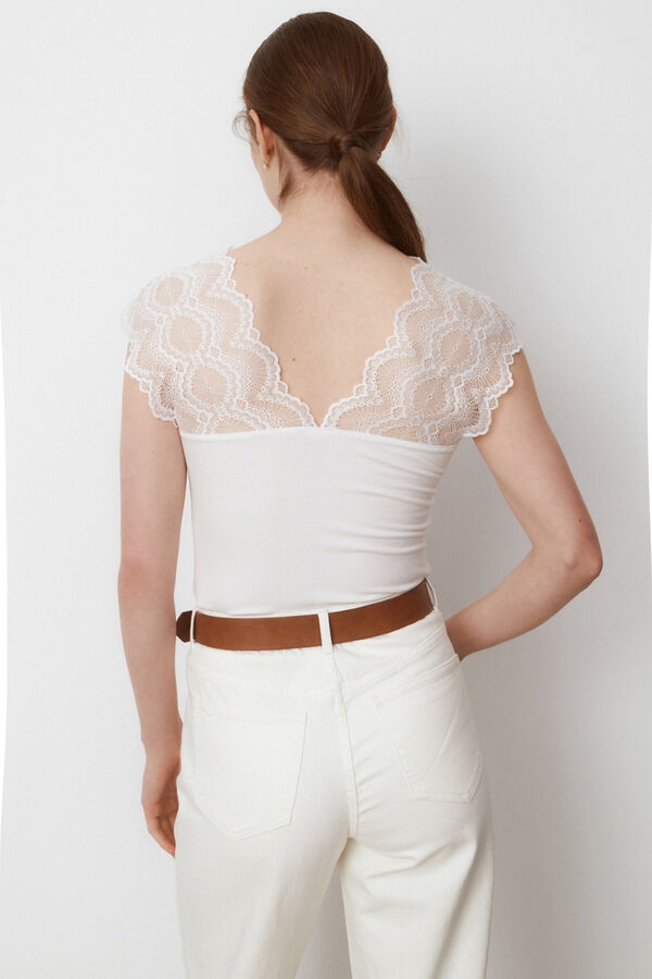 Vila Camiseta canal&eacute; con encaje Blanco