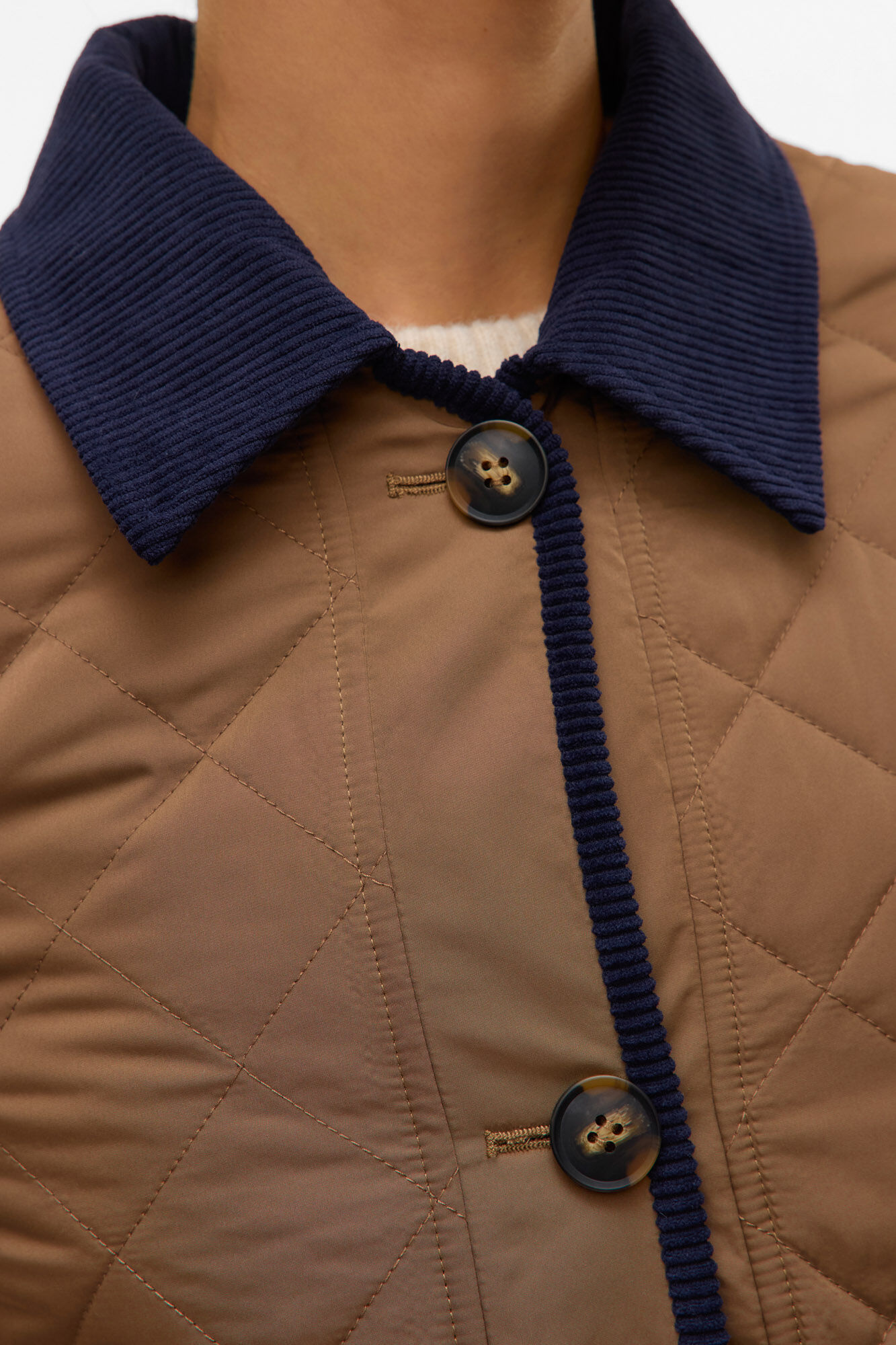 Vero Moda Cazadora corta acolchada con contraste