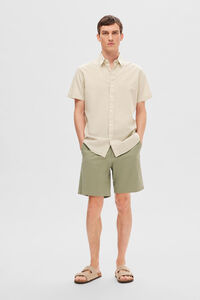 Selected Calças chino curtas confecionadas com algodão orgânico. 