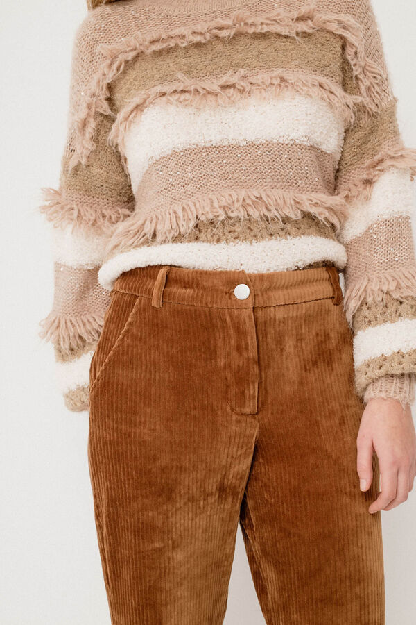 Vila Pantal&oacute;n largo de pana Marr&oacute;n