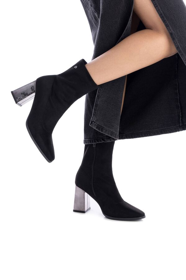 XTI Botins femininos para usar camur&ccedil;a el&aacute;stica e salto brilhante Preto