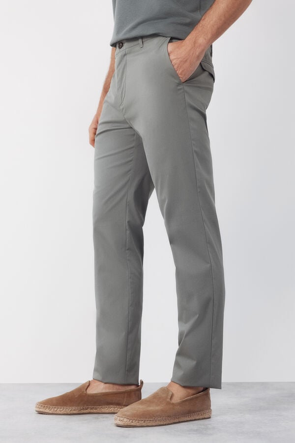 Cortefiel Pantal&oacute;n chino t&eacute;cnico slim ligero Kaki