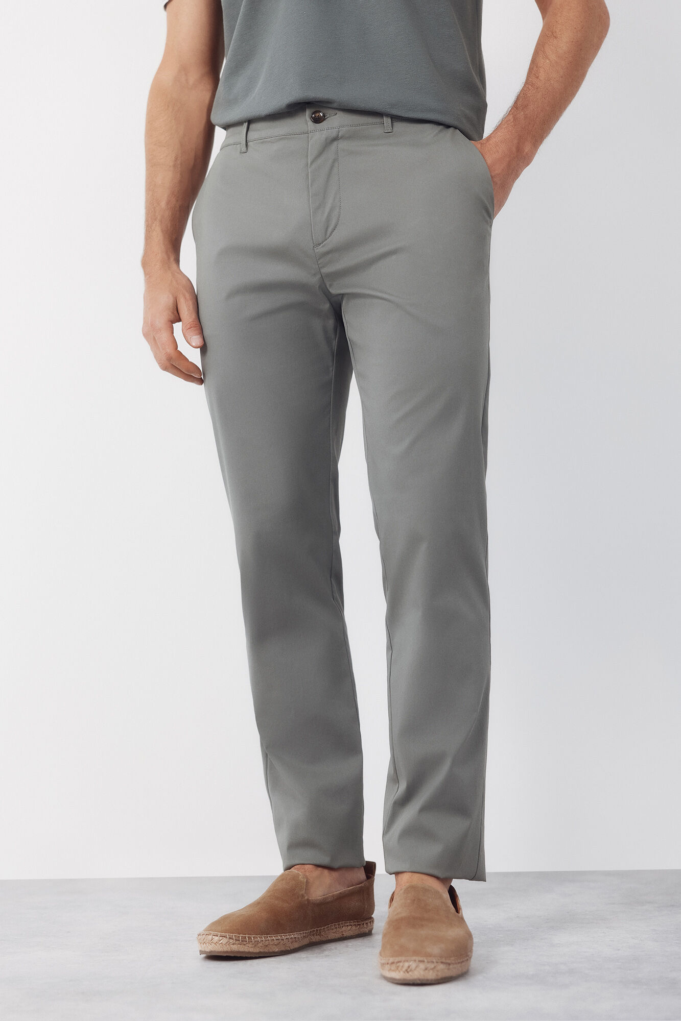 Cortefiel Pantal&oacute;n chino t&eacute;cnico slim ligero