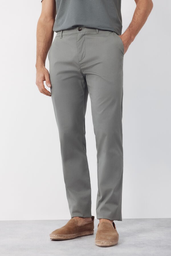 Cortefiel Pantal&oacute;n chino t&eacute;cnico slim ligero Kaki