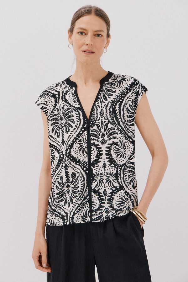 Cortefiel Camiseta b&aacute;sica sin magnas cuello mao Estampado blanco