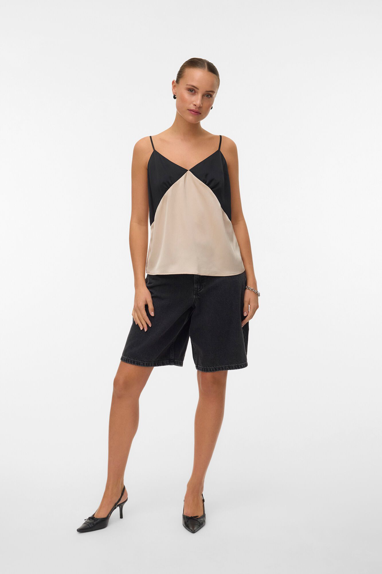 Vero Moda Top acetinado de al&ccedil;as