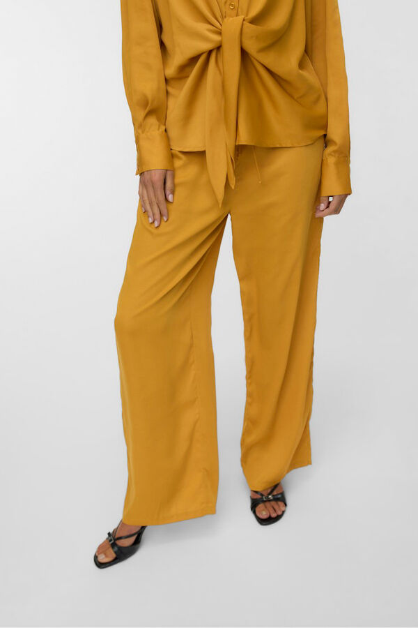 Vero Moda Pantal&oacute;n largo satinado Amarillo