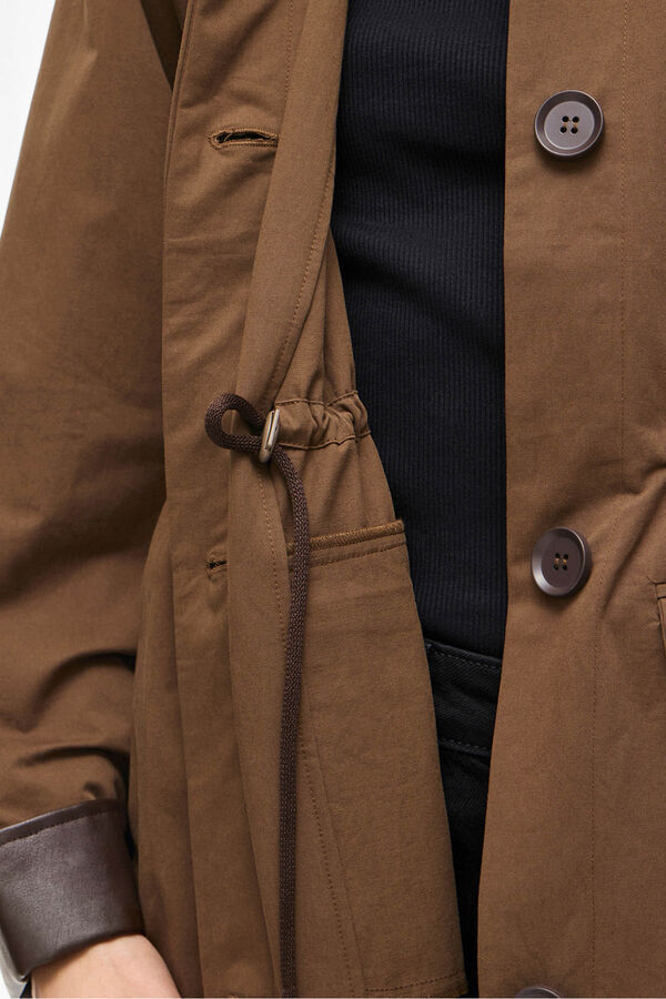 Vila Trench largo con cuello y pu&ntilde;os de polipiel Marr&oacute;n oscuro