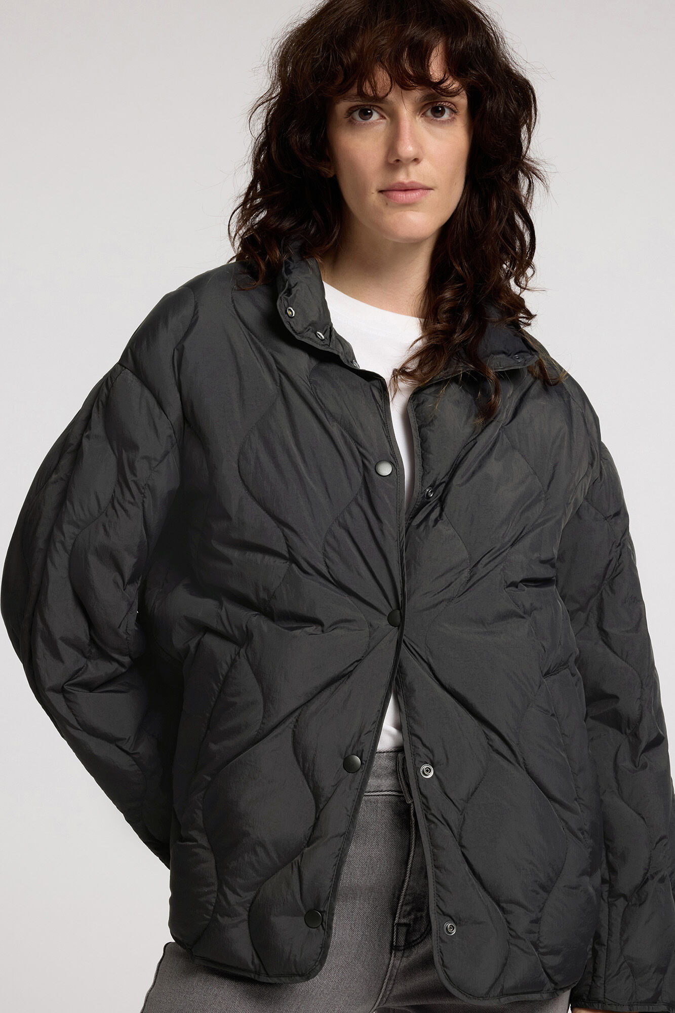 Selected Femme Chaqueta corta acolchada de cuello alto confeccionada con materiales reciclados.