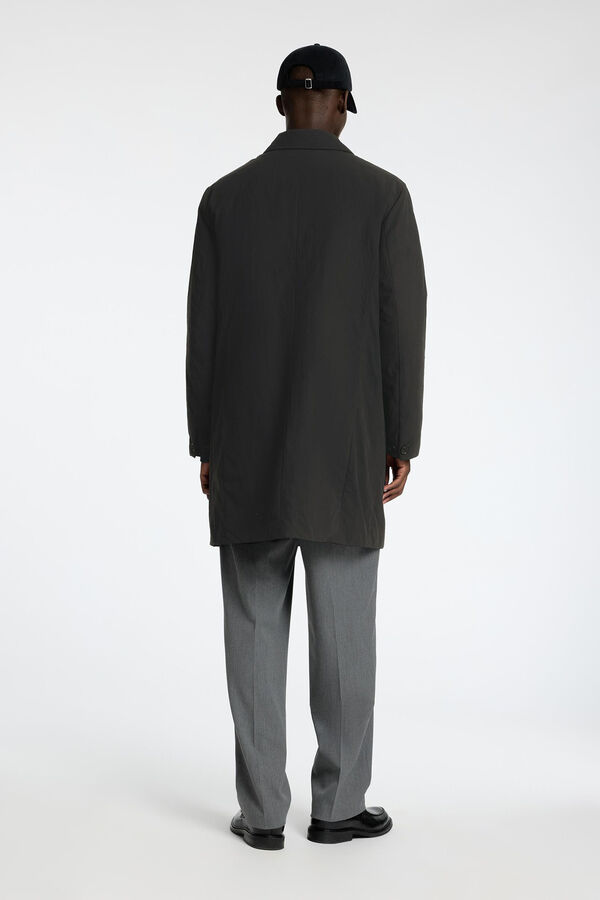 Selected Abrigo repelente al agua confeccionado con materiales reciclados. Negro