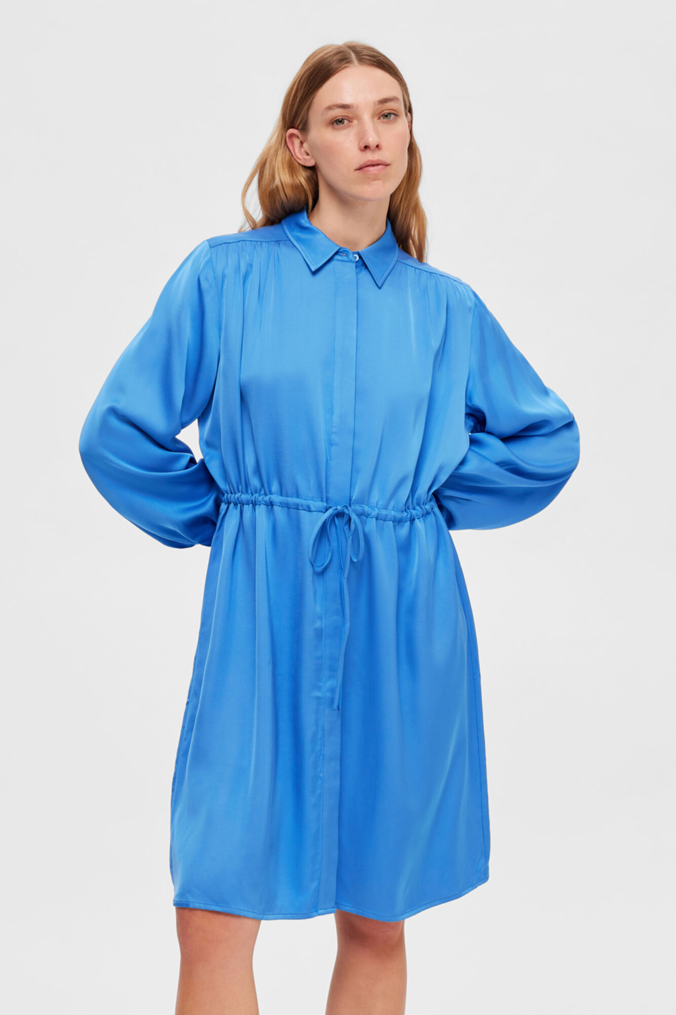 Selected Femme Vestido satinado camisero confeccionado con Lenzing ECOVERO