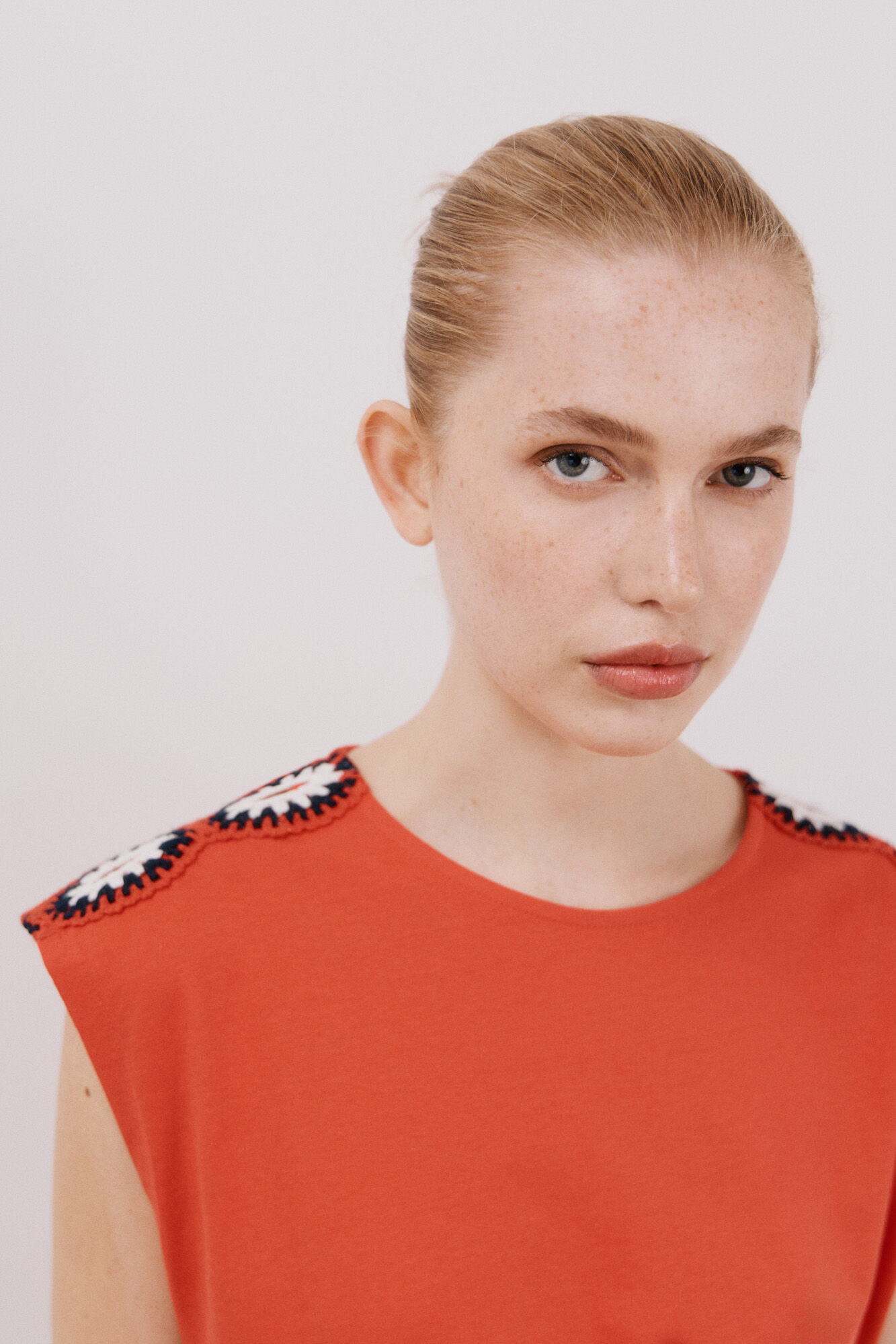 Cortefiel Camiseta detalle crochet