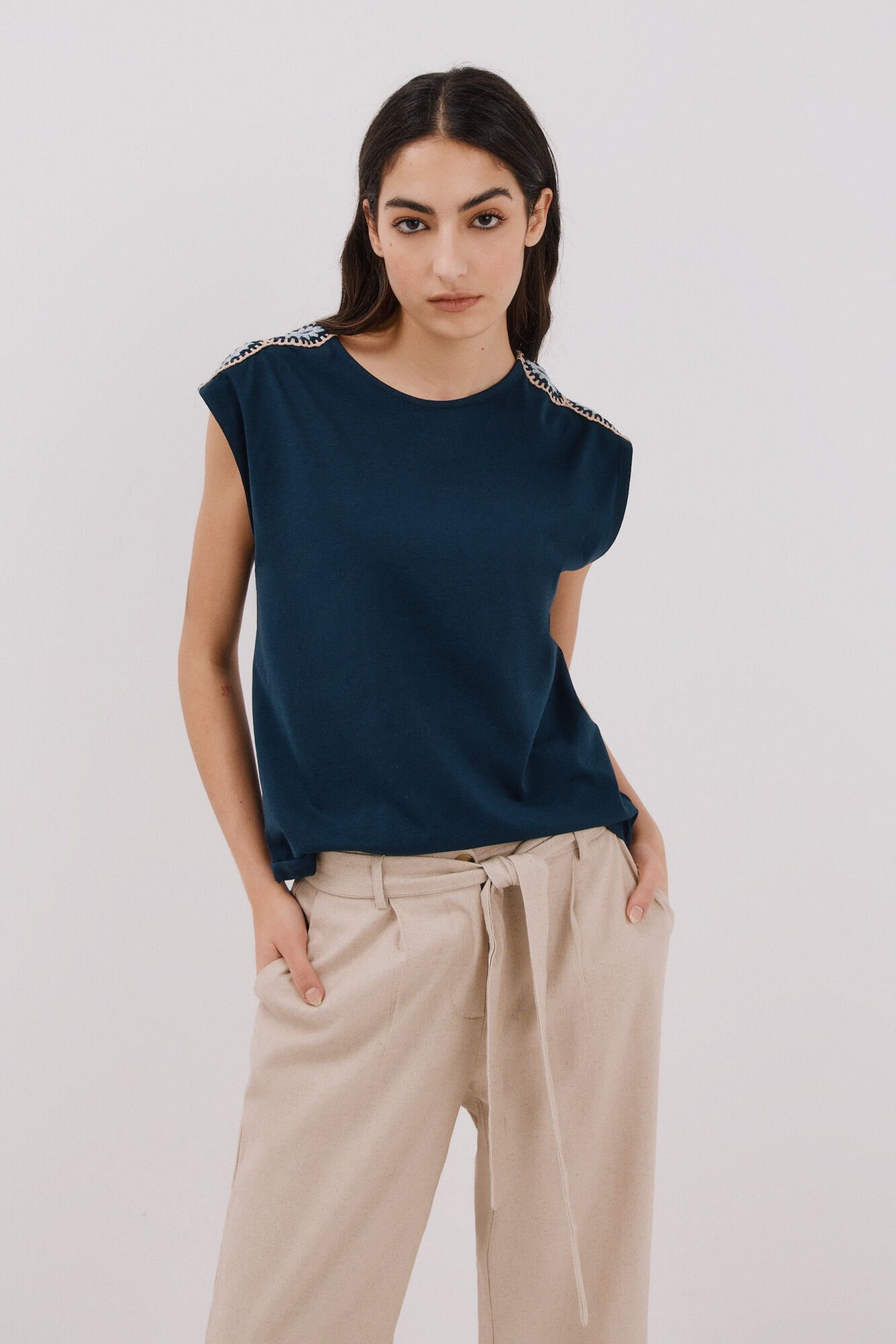 Cortefiel Camiseta detalle crochet