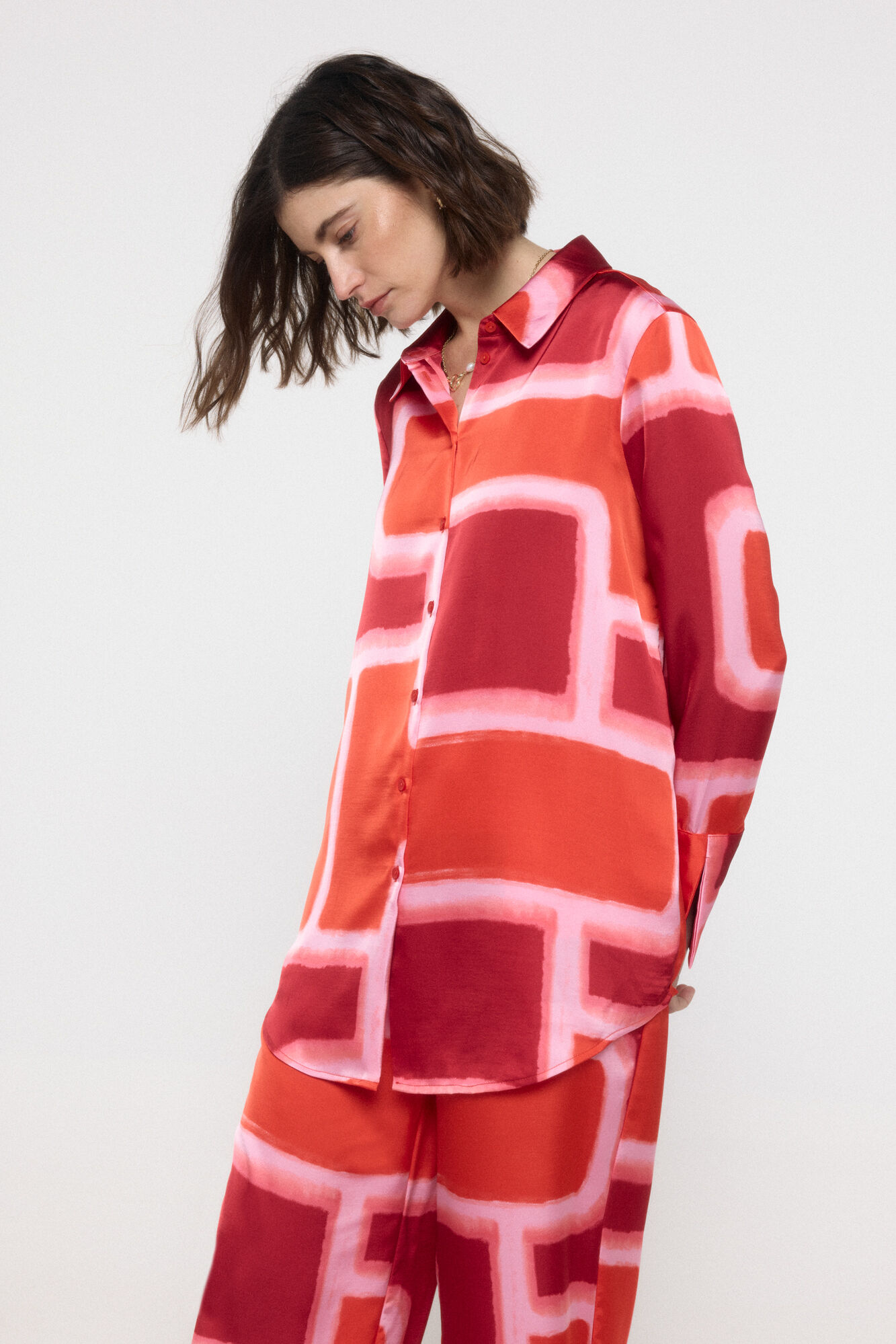 Vero Moda Camisa geom&eacute;trica efecto satinado