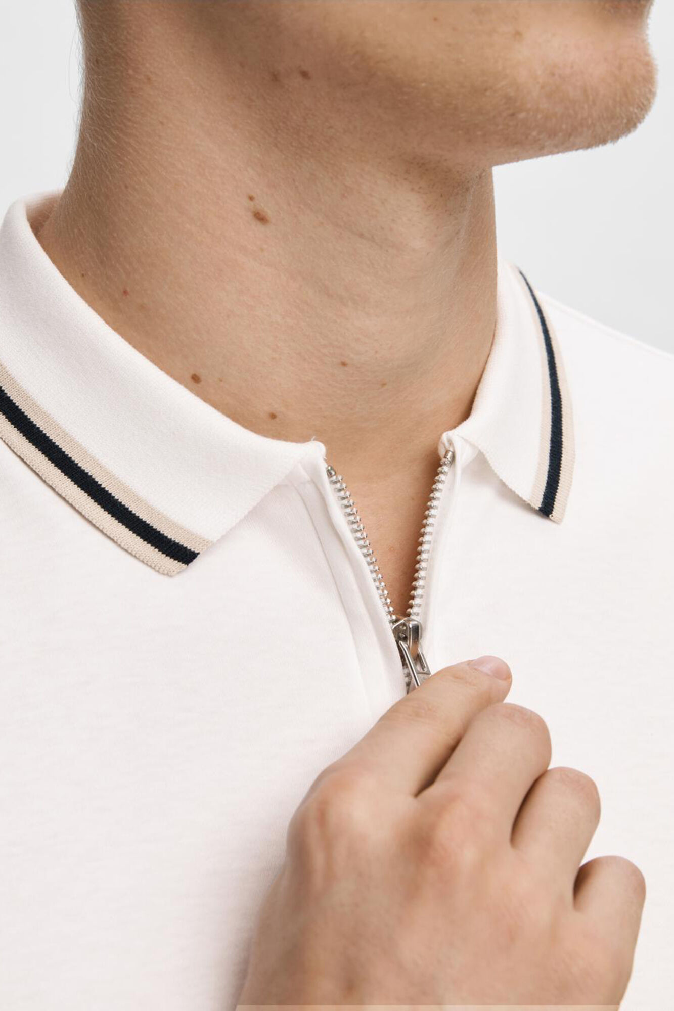 Selected Polo de manga corta con cremallera confeccionado con algod&oacute;n reciclado.