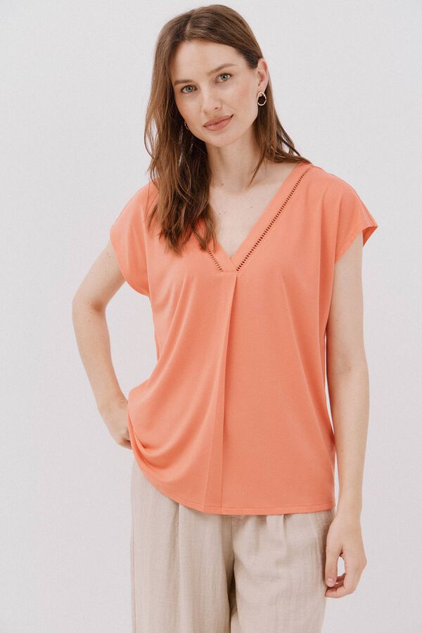 Cortefiel Camiseta pico con detalle puntilla Coral