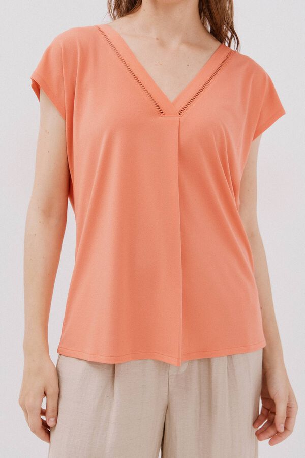Cortefiel Camiseta pico con detalle puntilla Coral