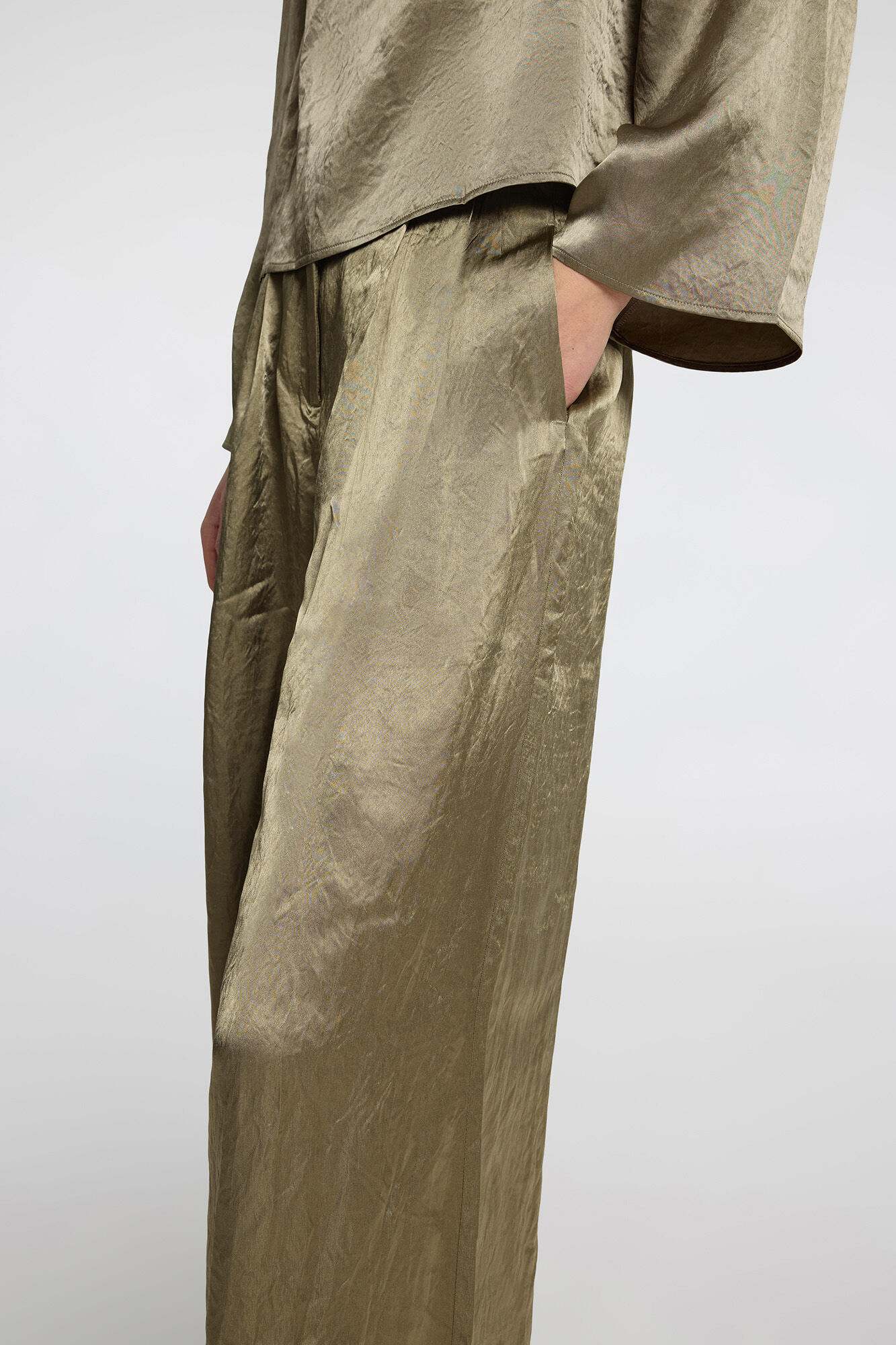 Selected Femme Pantal&oacute;n satinado wide Leg con pinza