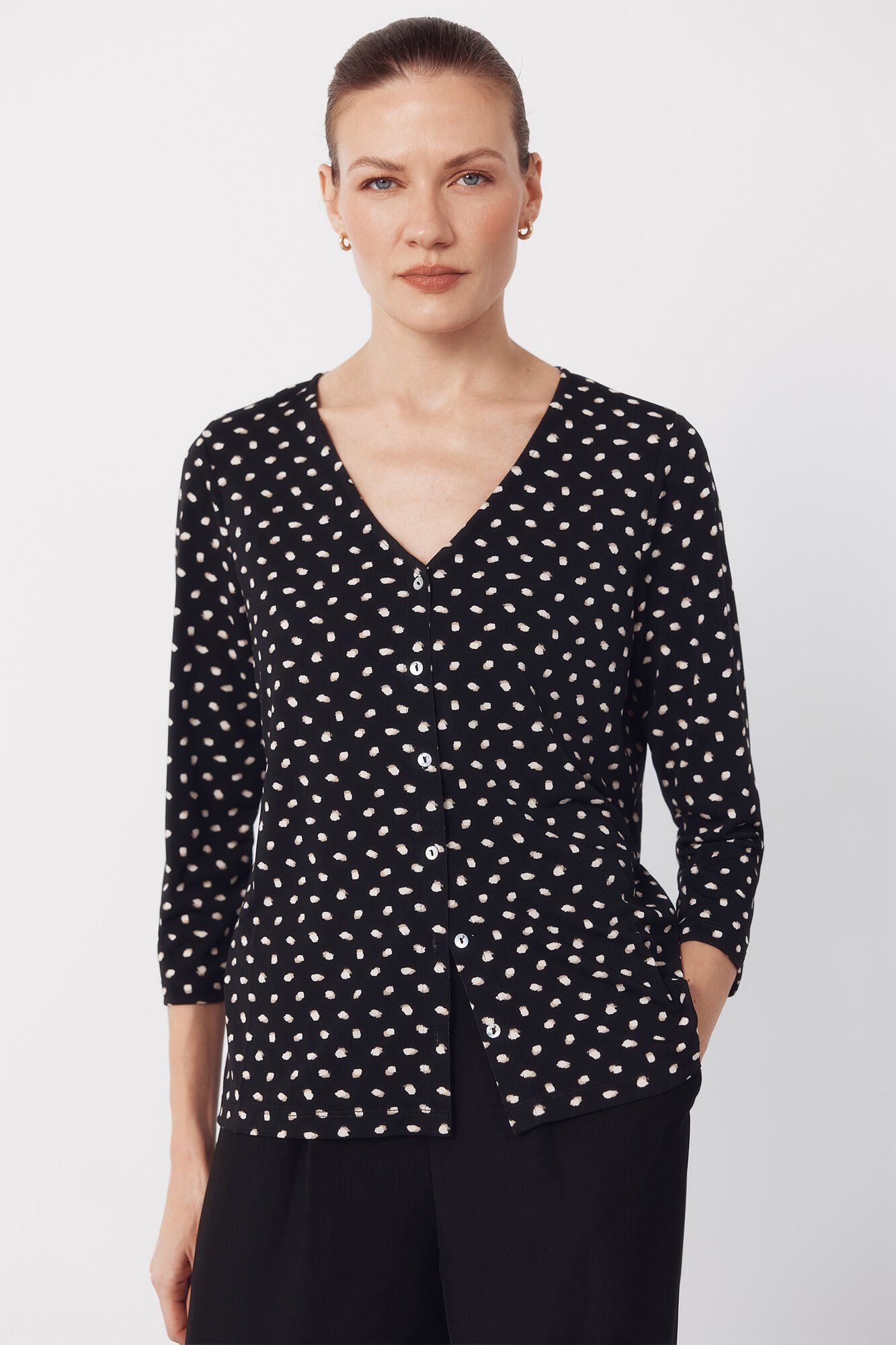 Cortefiel Blusa com decote em v e bot&otilde;es.