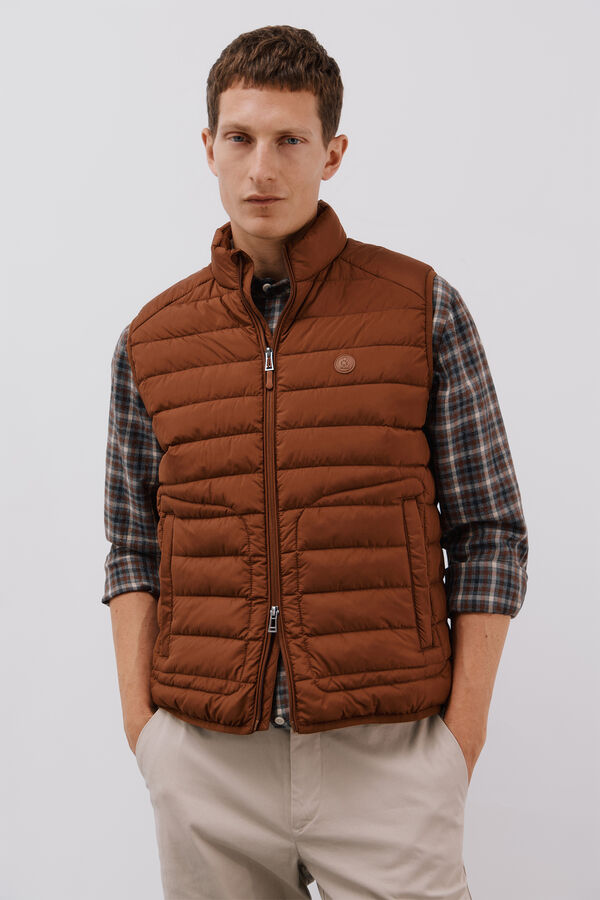 Cortefiel Chaleco acolchado ultralight Marr&oacute;n