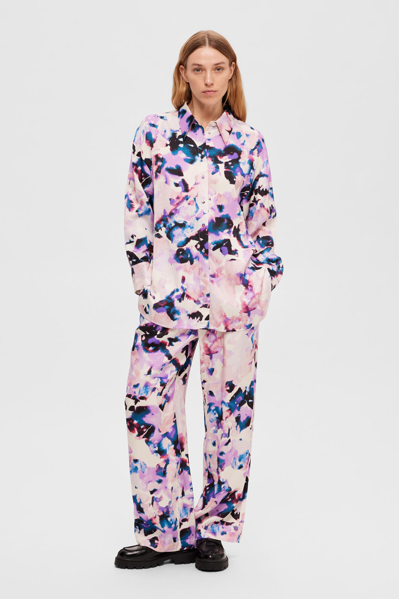 Selected Femme Camisa larga satinada con print confeccionada con Lenzing ECOVERO