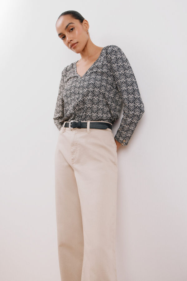 Cortefiel Camiseta fluida com decote em bico Impress&atilde;o