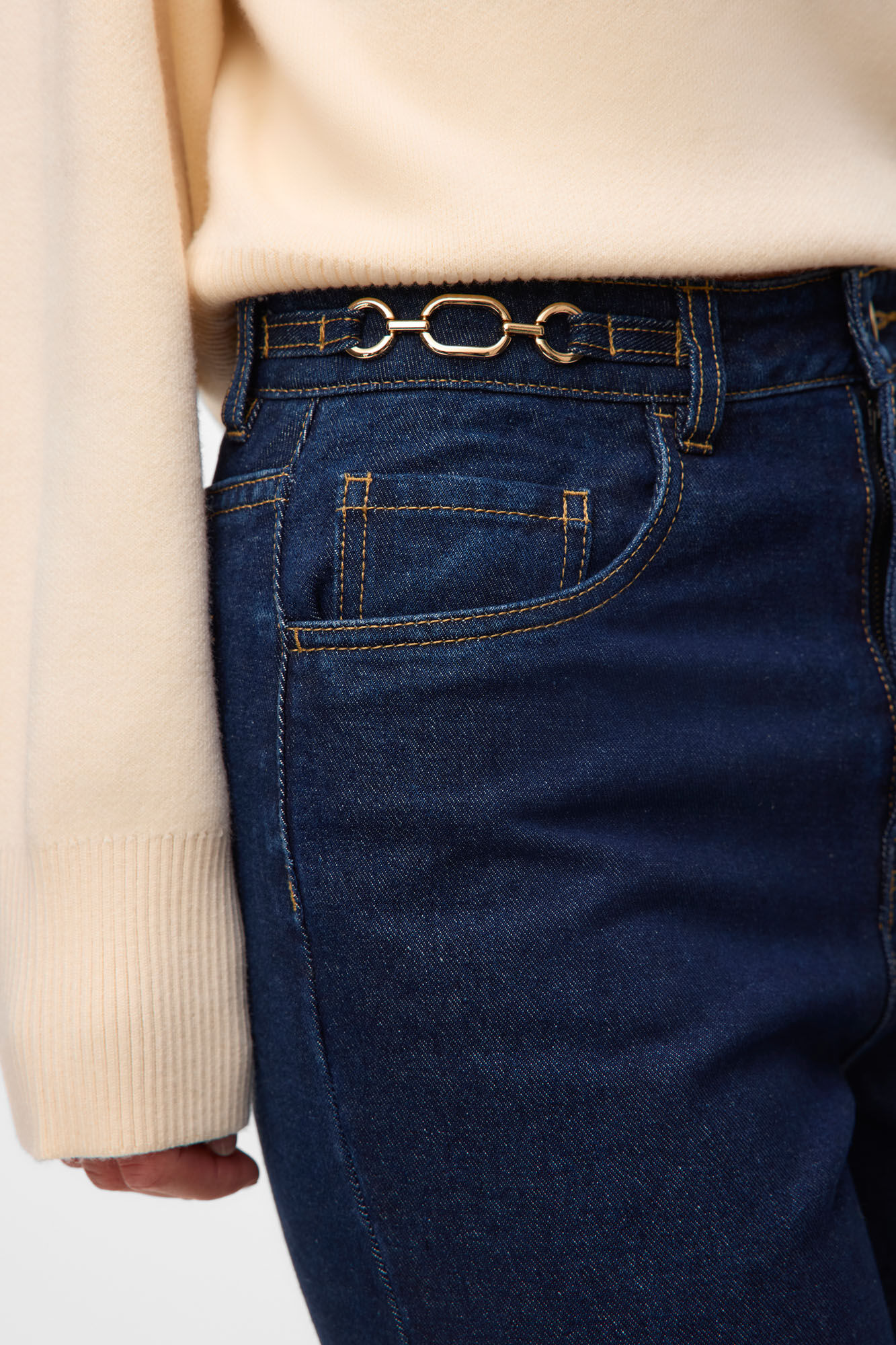 Vero Moda Pantal&oacute;n vaquero detalle cadena