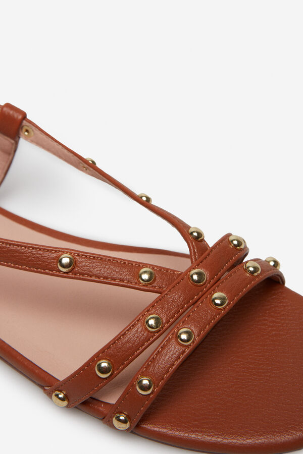 Cortefiel Sandalia tachas Marr&oacute;n oscuro