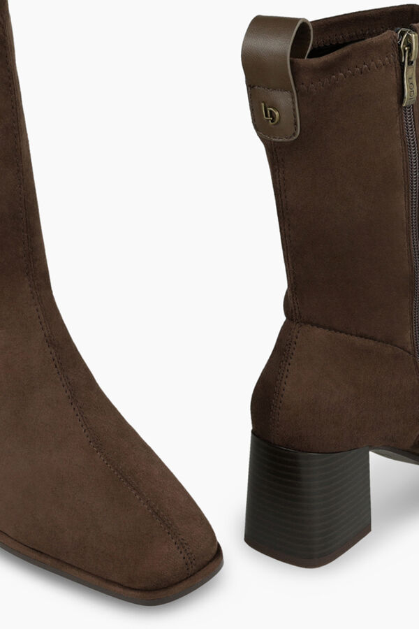 Lodi Botins com efeito couro elástico e salto Castanho