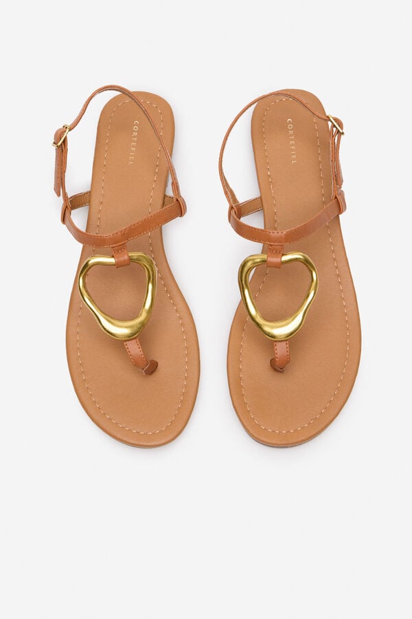 Cortefiel Sandalia plana adornos Marr&oacute;n