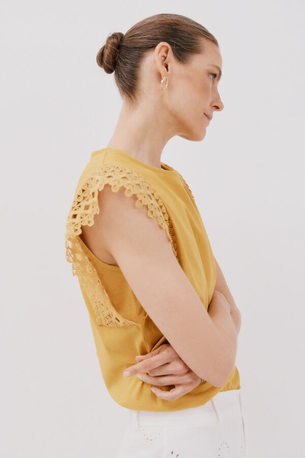 Cortefiel Camiseta manga guipur Dorado