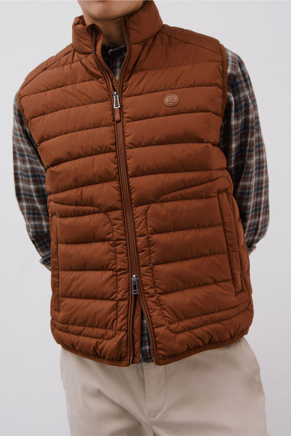 Cortefiel Chaleco acolchado ultralight Marr&oacute;n
