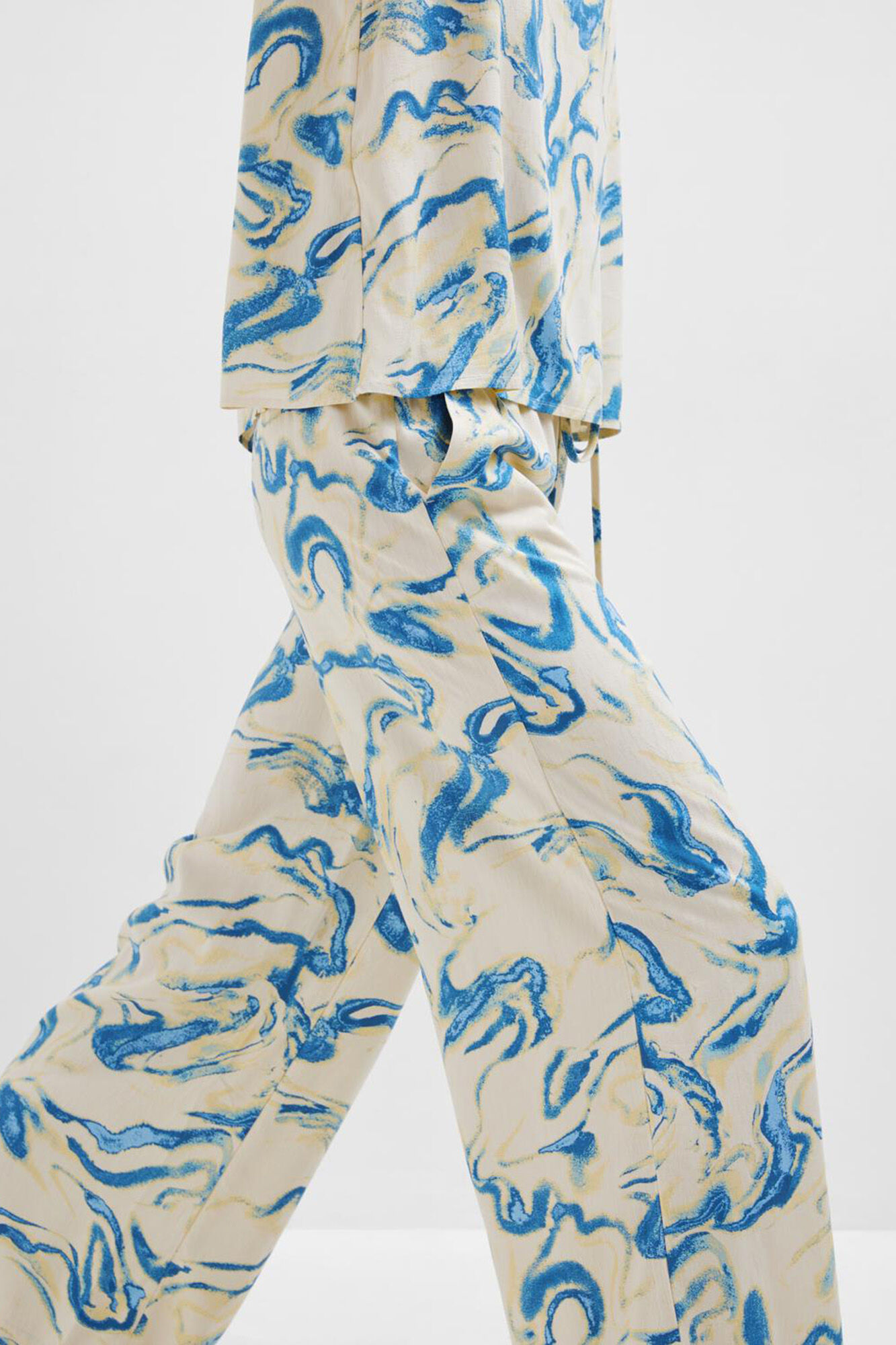 Selected Femme Pantal&oacute;n ancho estampado confeccionado 100% con viscosa.