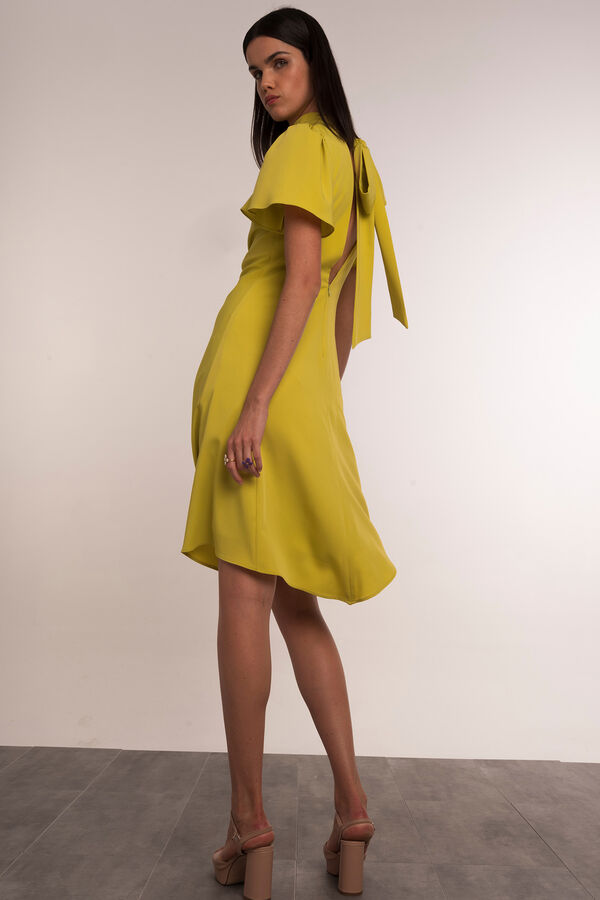 Dolores Promesas Vestido midi asim&eacute;trico con drapeado Amarillo