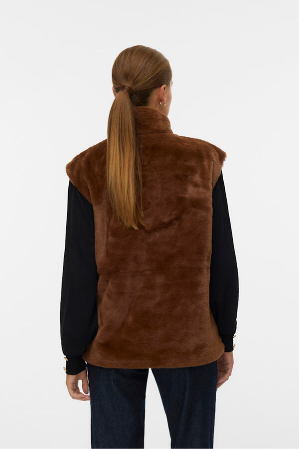 Vero Moda Chaleco de pelo cuello alto Marr&oacute;n oscuro
