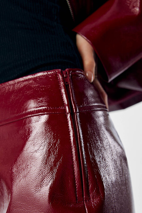 Object Saia curta com efeito pele bord&ocirc;. Granada