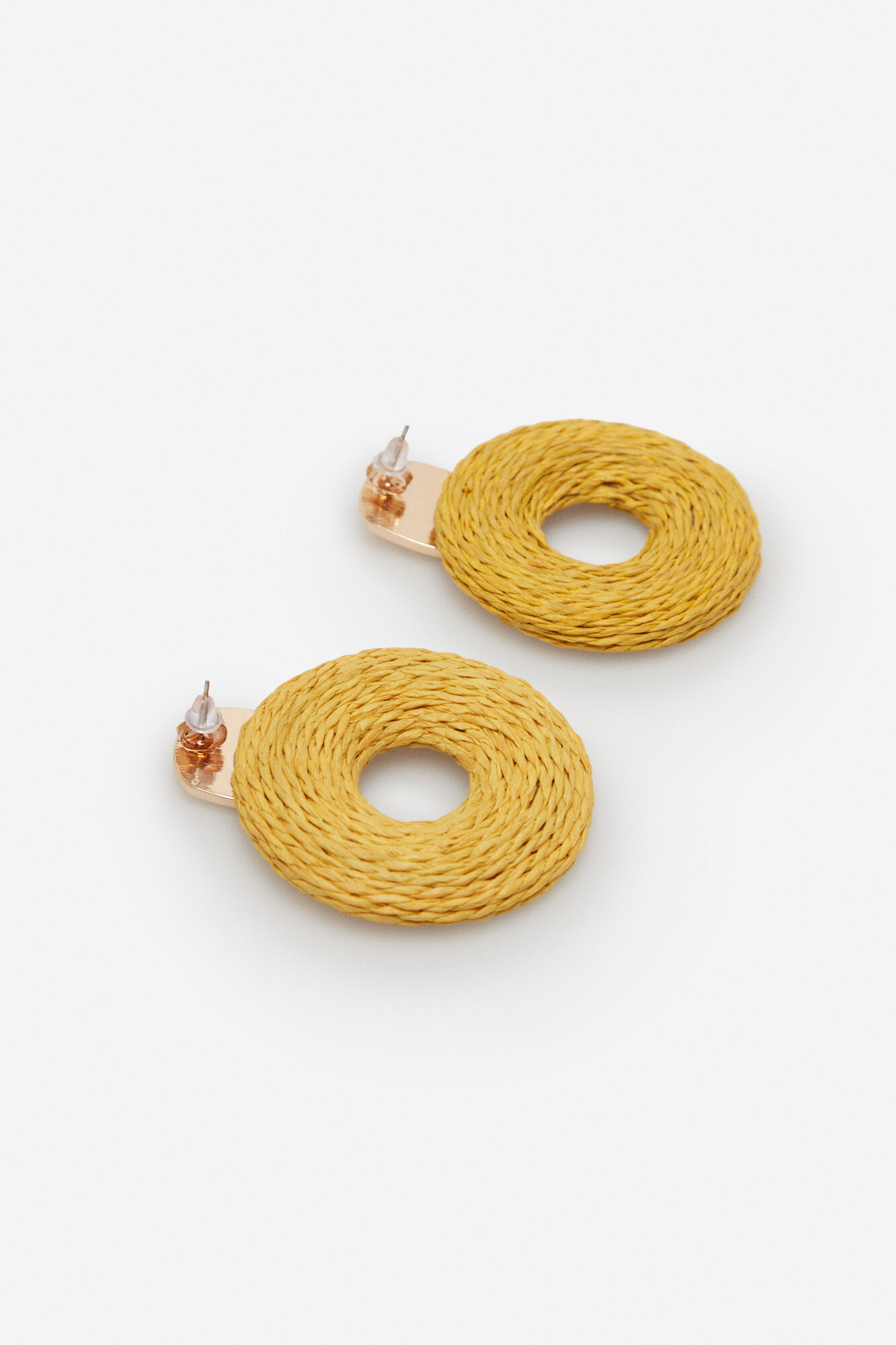 Cortefiel Brincos argola frontal r&aacute;fia e resina