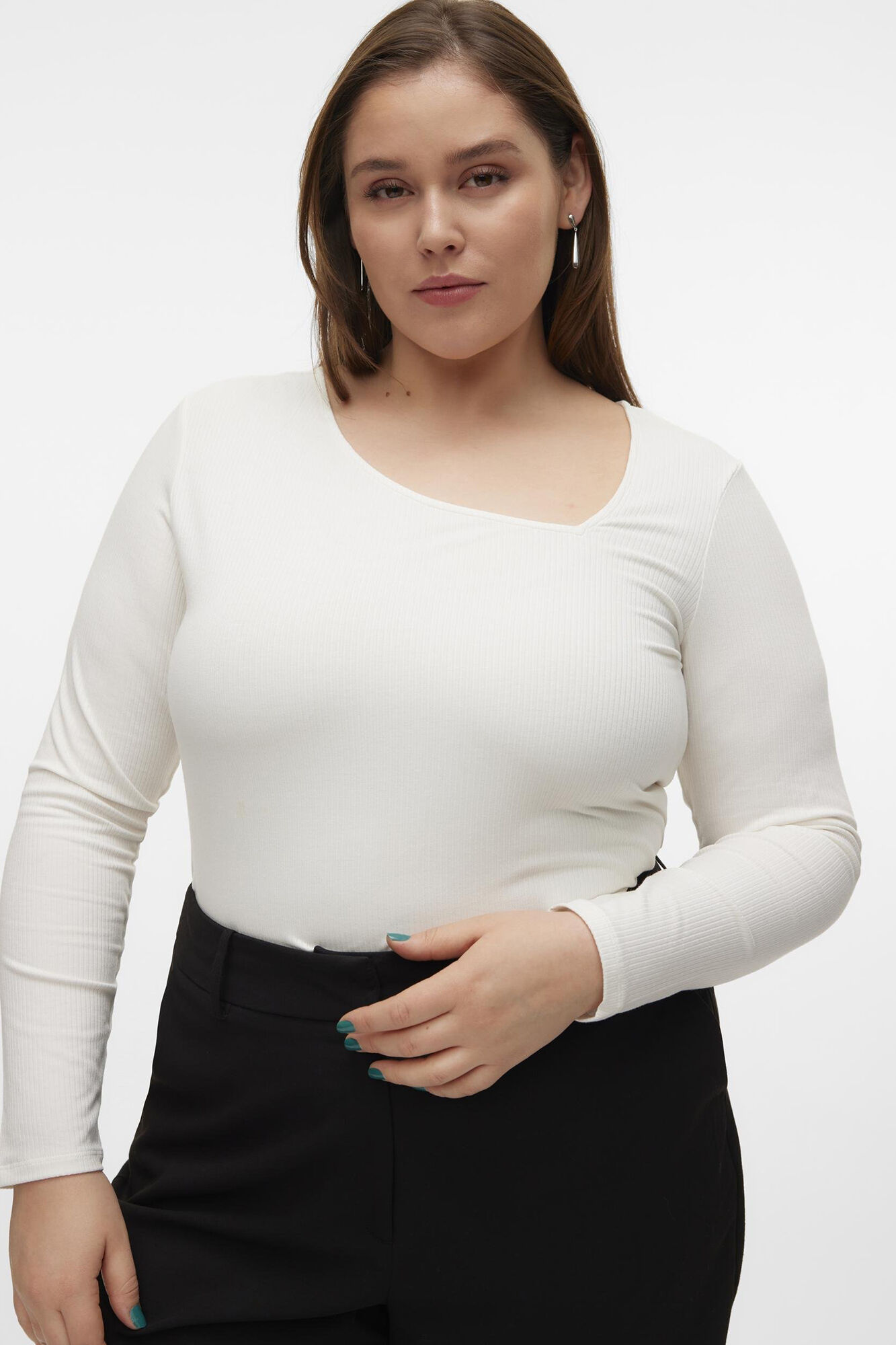 Vero Moda Curve Camiseta escote asim&eacute;trico talla grande