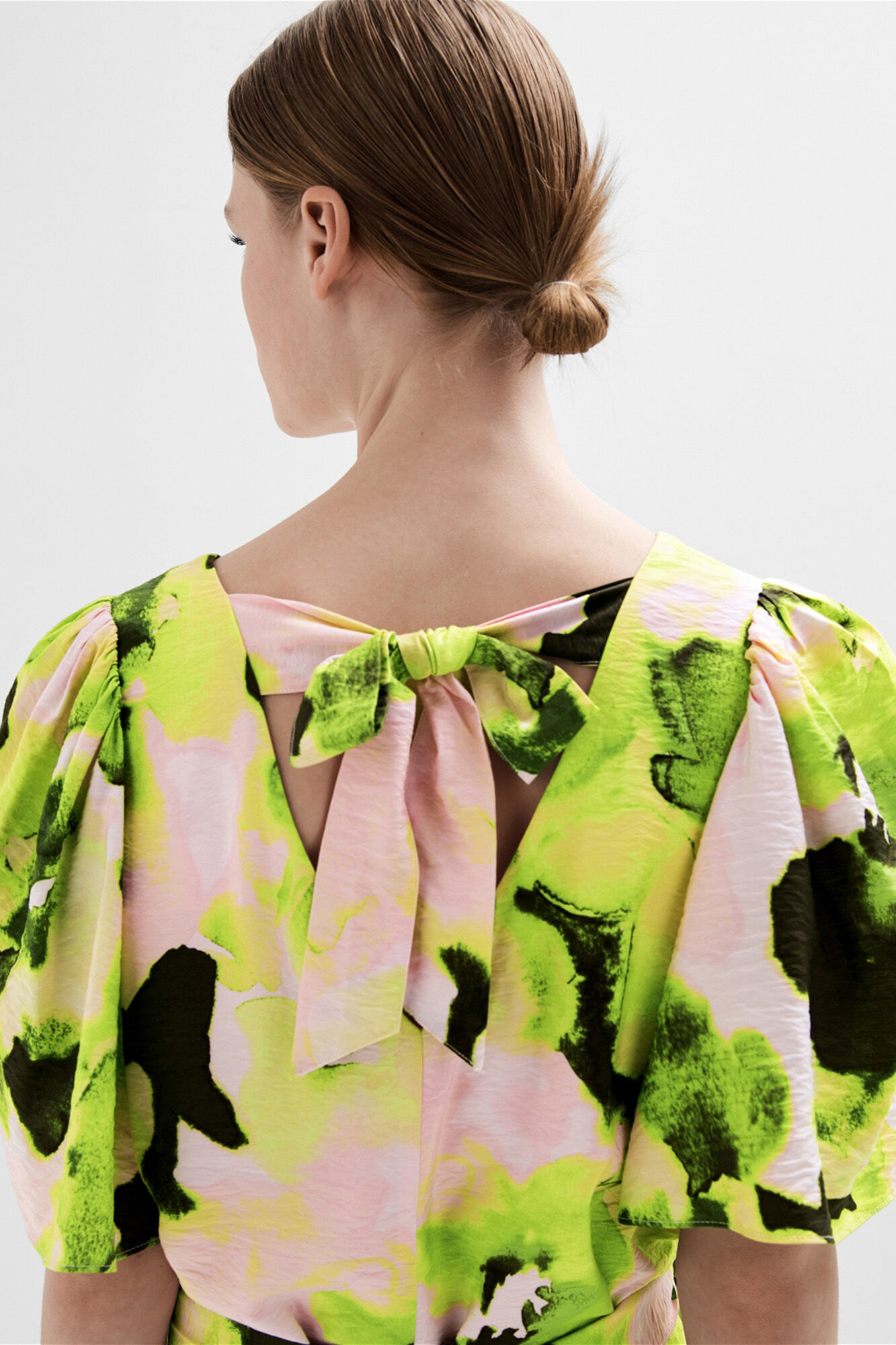 Selected Femme Vestido estampado corto con apertura y lazada en la espalda confeccionado con viscosa Ecovero.