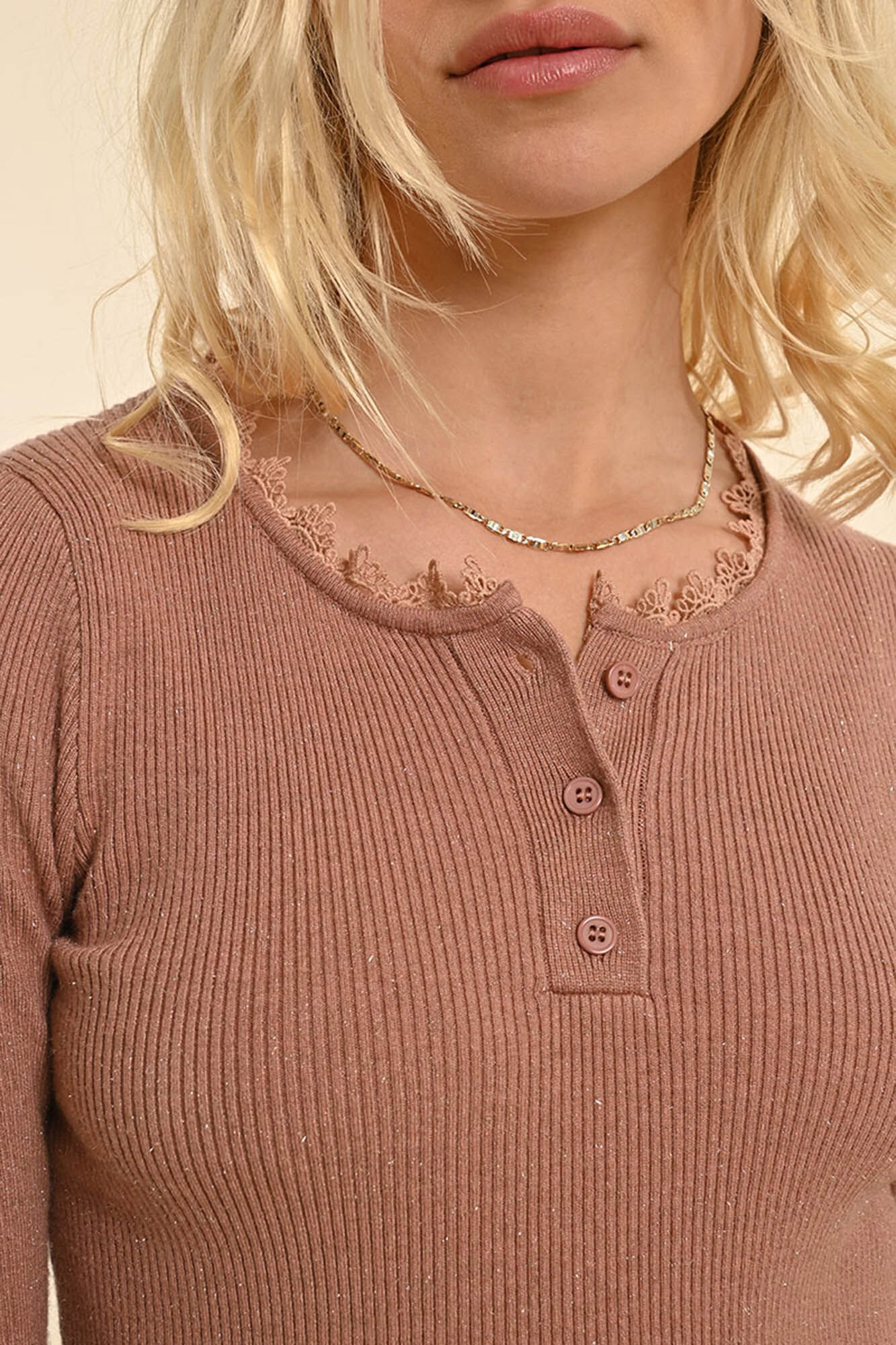 Molly Bracken Jersey de mujer de manga larga detalle en el escote