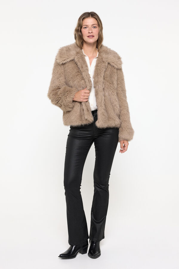 Vero Moda Abrigo corto efecto pelo Marr&oacute;n