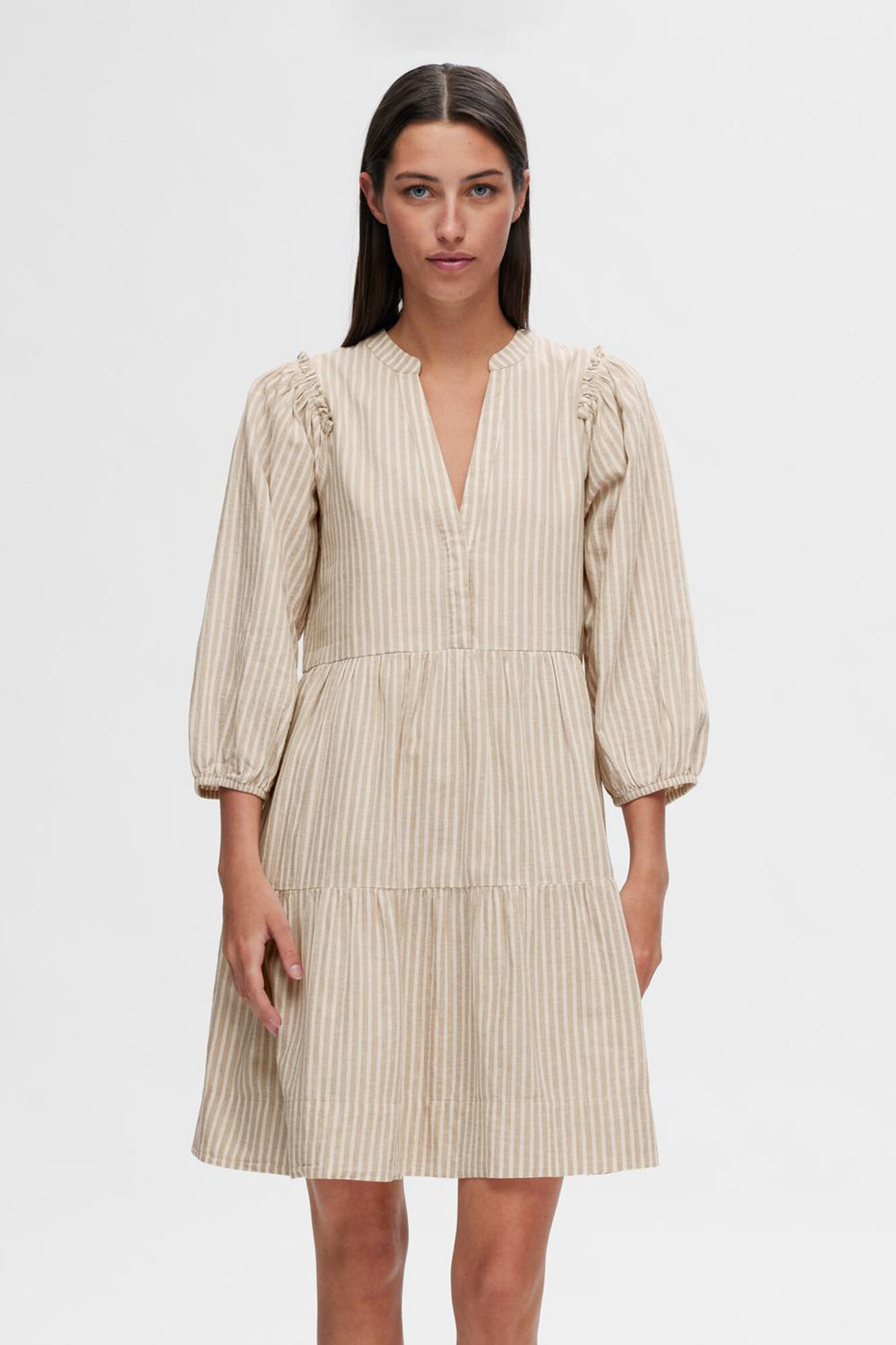 Selected Femme Vestido camisero corto confeccionado con lino org&aacute;nico.