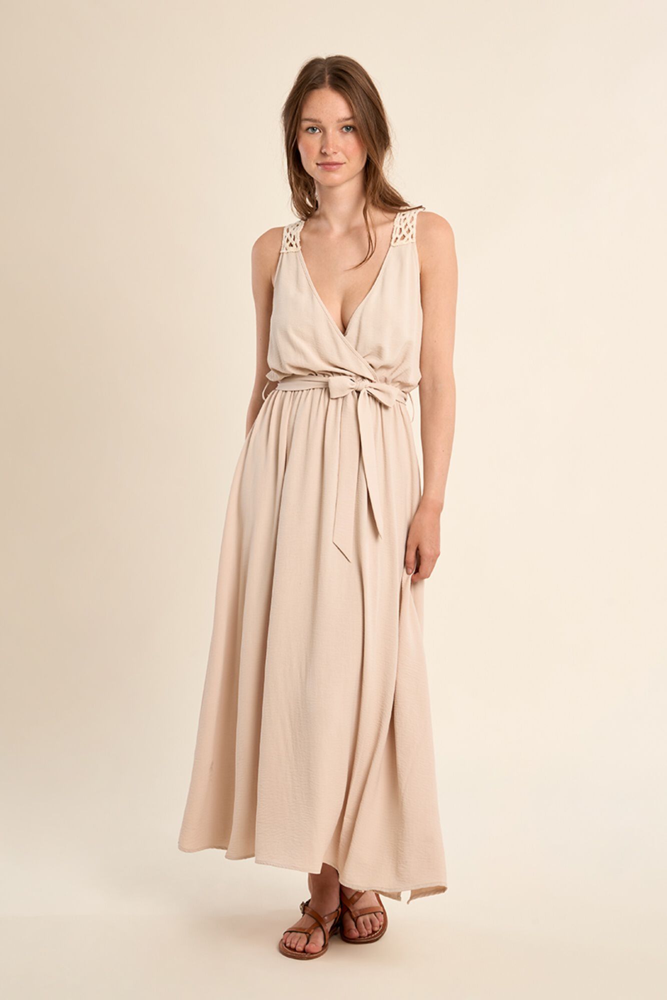 Molly Bracken Vestido comprido de manga cava com detalhes bordados