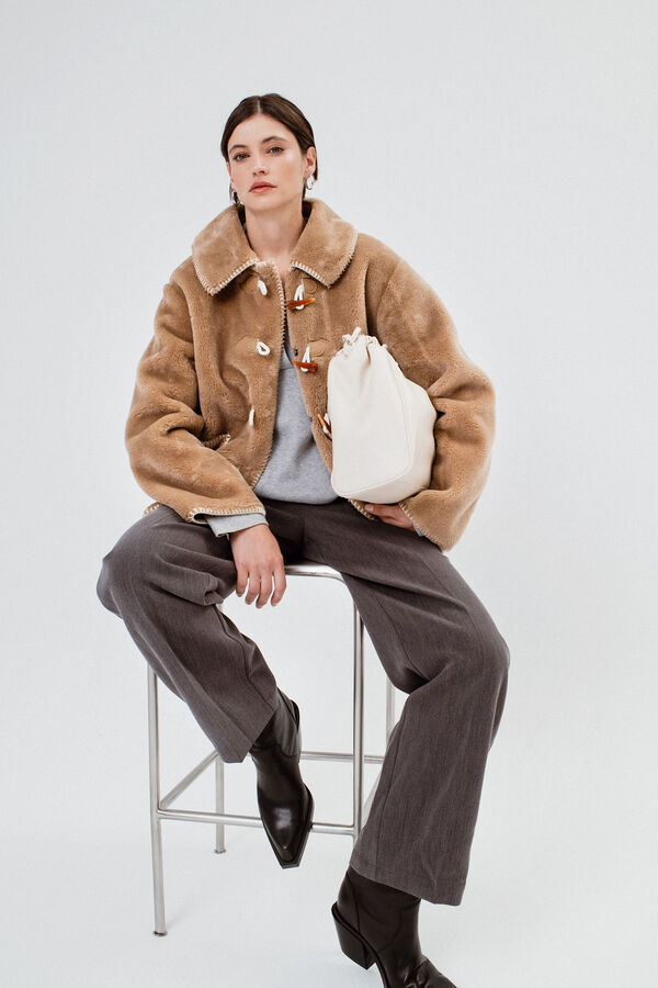 Object Abrigo pelo corto Marr&oacute;n