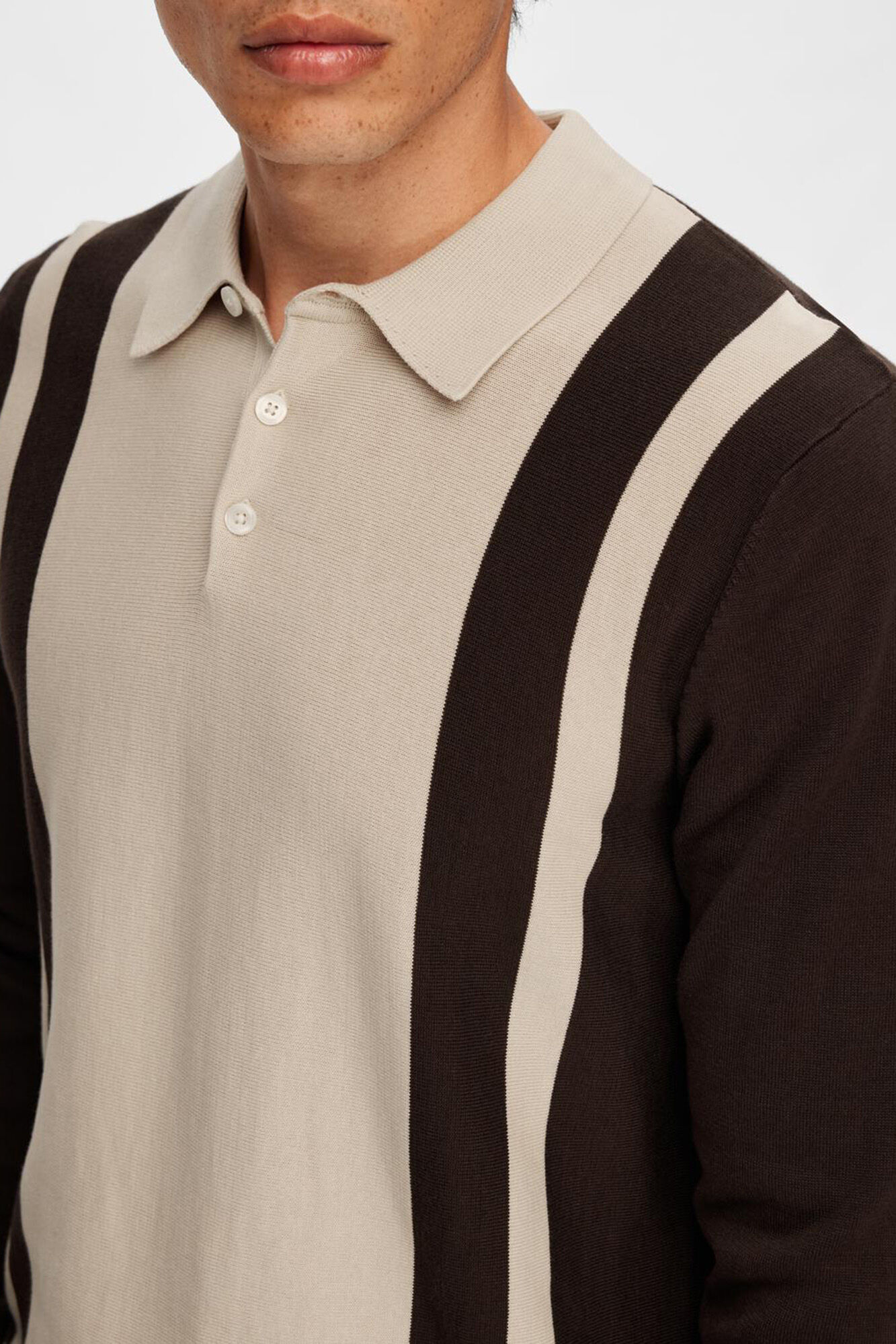 Selected Polo de punto bicolor de manga larga confeccionado con algod&oacute;n 100% org&aacute;nico. Regular Fit.