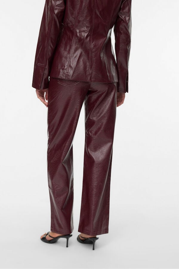 Vero Moda Pantal&oacute;n encerado efecto brillo Granate