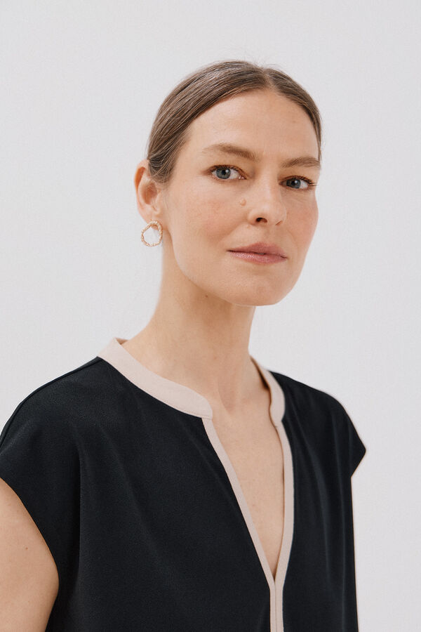 Cortefiel Camiseta b&aacute;sica sem gola mao Preto